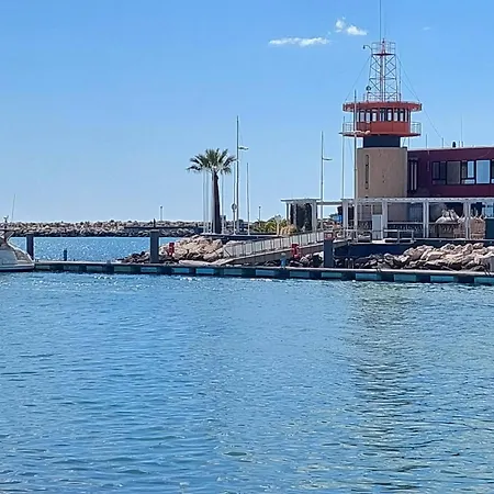 Marina Plaza Апартаменты Картейра